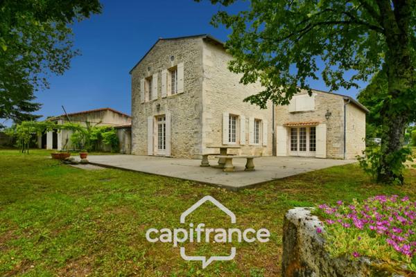 Dpt Charente Maritime (17), à vendre entre SAINT JEAN D'ANGELY et SAINTES maison de caractère P8 sur 3800m² de jardin clos