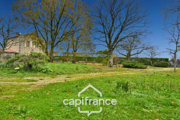 Dpt Charente Maritime (17), à vendre entre SAINT JEAN D'ANGELY et SAINTES maison de caractère P8 sur 3800m² de jardin clos