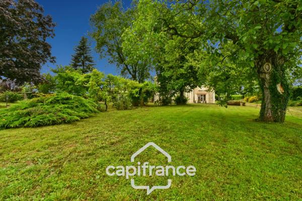 Dpt Charente Maritime (17), à vendre entre SAINT JEAN D'ANGELY et SAINTES maison de caractère P8 sur 3800m² de jardin clos