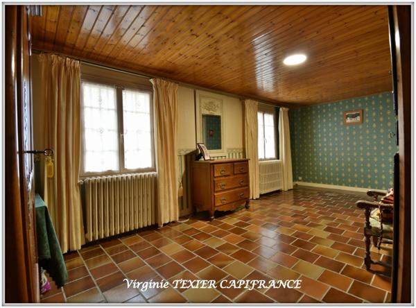 Dpt Charente Maritime (17), à vendre entre SAINT JEAN D'ANGELY et SAINTES maison de caractère P8 sur 3800m² de jardin clos