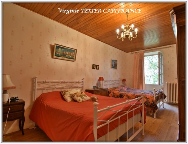 Dpt Charente Maritime (17), à vendre entre SAINT JEAN D'ANGELY et SAINTES maison de caractère P8 sur 3800m² de jardin clos