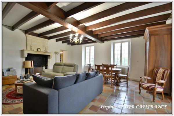 Dpt Charente Maritime (17), à vendre entre SAINT JEAN D'ANGELY et SAINTES maison de caractère P8 sur 3800m² de jardin clos