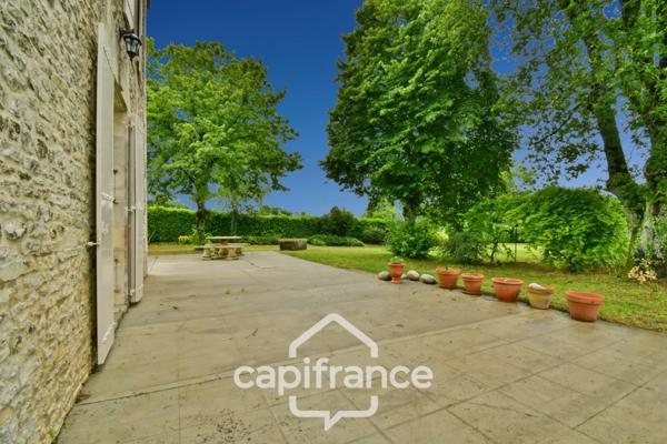 Dpt Charente Maritime (17), à vendre entre SAINT JEAN D'ANGELY et SAINTES maison de caractère P8 sur 3800m² de jardin clos