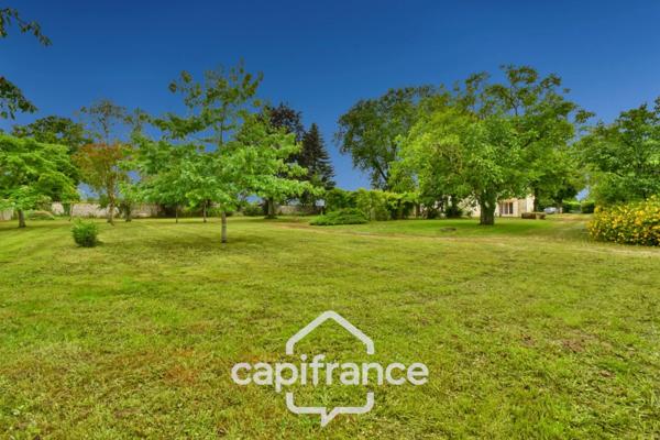 Dpt Charente Maritime (17), à vendre entre SAINT JEAN D'ANGELY et SAINTES maison de caractère P8 sur 3800m² de jardin clos