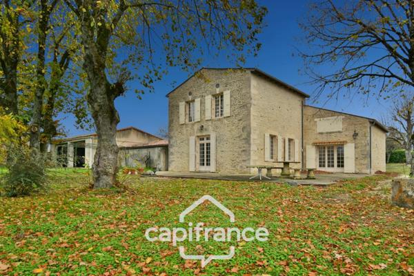 Dpt Charente Maritime (17), à vendre entre SAINT JEAN D'ANGELY et SAINTES maison de caractère P8 sur 3800m² de jardin clos