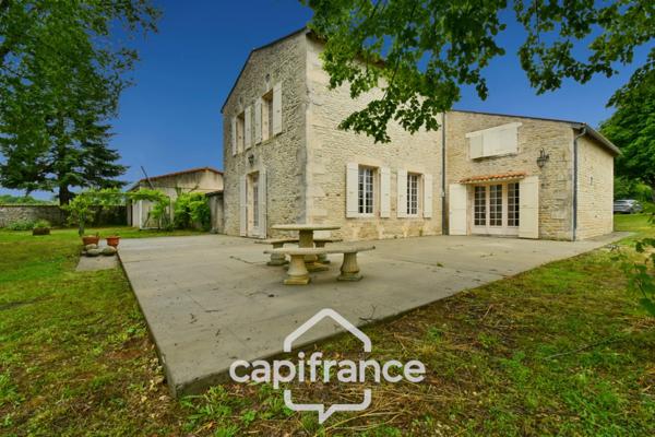 Dpt Charente Maritime (17), à vendre entre SAINT JEAN D'ANGELY et SAINTES maison de caractère P8 sur 3800m² de jardin clos