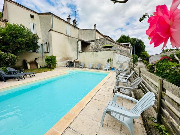 Maison de ville en pierre, piscine et vue imprenable , Penne d agenais