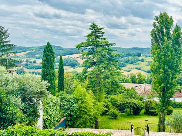 Maison de ville en pierre, piscine et vue imprenable , Penne d agenais