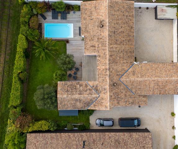 EXCLUSIVITÉ Villa contemporaine de plain-pied au coeur d'un charmant village à 15 minutes de Royan.