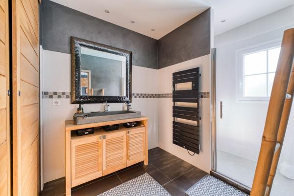 EXCLUSIVITÉ Villa contemporaine de plain-pied au coeur d'un charmant village à 15 minutes de Royan.