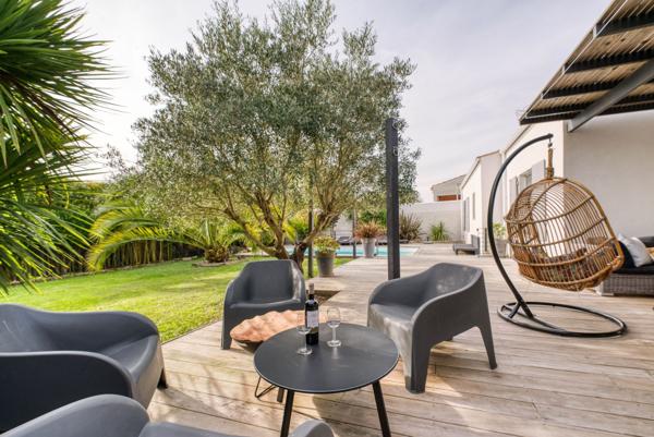 EXCLUSIVITÉ Villa contemporaine de plain-pied au coeur d'un charmant village à 15 minutes de Royan.