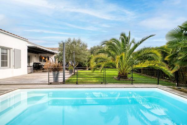 EXCLUSIVITÉ Villa contemporaine de plain-pied au coeur d'un charmant village à 15 minutes de Royan.