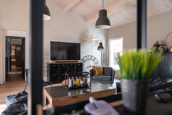 EXCLUSIVITÉ Villa contemporaine de plain-pied au coeur d'un charmant village à 15 minutes de Royan.