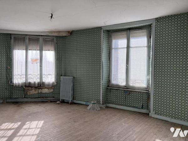 Immeuble à usage commercial et d’habitation à rénover 