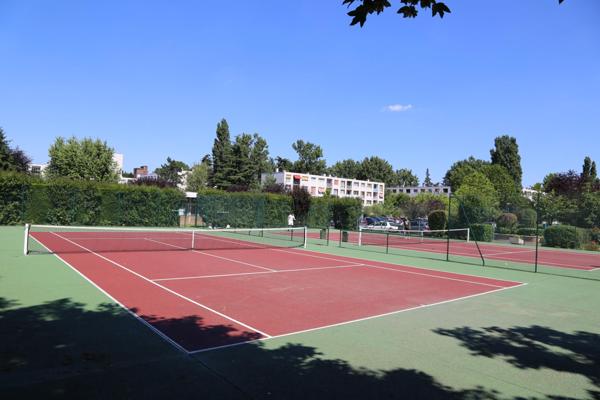 Beau 4 pièces de 82 m² dans résidence standing avec parc paysagé, tennis et piscine privative