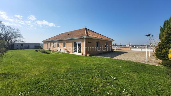 Située à quelques kilomètre de Vouziers, venez découvrir cette spacieuse maison de 127 m² habitables, idéale pour une vie de famille alliant confort et tranquillité.

Dès l’entrée, vous serez séduit par une vaste et lumineuse pièce de vie de plus de 70 m², offrant un bel espace ouvert pour recevoir et profiter du quotidien. La maison dispose également de trois chambres confortables ainsi que d’un bureau, parfait pour le télétravail ou une activité indépendante.

Un garage de 60 m² complète ce bien, offrant un espace généreux pour stationner plusieurs véhicules ou aménager un atelier.

Implantée sur une parcelle de 1500 m² sans vis-à-vis, la propriété garantit calme et intimité. Vous y trouverez également un espace potager pour les amateurs de jardinage ainsi qu’une dépendance offrant de multiples possibilités d’aménagement.

Un bien rare, alliant volumes, luminosité et cadre de vie privilégié.
Cette maison correspond à vos attentes, alors ne tardez pas et venez la découvrir !!!