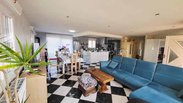 Située à quelques kilomètre de Vouziers, venez découvrir cette spacieuse maison de 127 m² habitables, idéale pour une vie de famille alliant confort et tranquillité.

Dès l’entrée, vous serez séduit par une vaste et lumineuse pièce de vie de plus de 70 m², offrant un bel espace ouvert pour recevoir et profiter du quotidien. La maison dispose également de trois chambres confortables ainsi que d’un bureau, parfait pour le télétravail ou une activité indépendante.

Un garage de 60 m² complète ce bien, offrant un espace généreux pour stationner plusieurs véhicules ou aménager un atelier.

Implantée sur une parcelle de 1500 m² sans vis-à-vis, la propriété garantit calme et intimité. Vous y trouverez également un espace potager pour les amateurs de jardinage ainsi qu’une dépendance offrant de multiples possibilités d’aménagement.

Un bien rare, alliant volumes, luminosité et cadre de vie privilégié.
Cette maison correspond à vos attentes, alors ne tardez pas et venez la découvrir !!!
