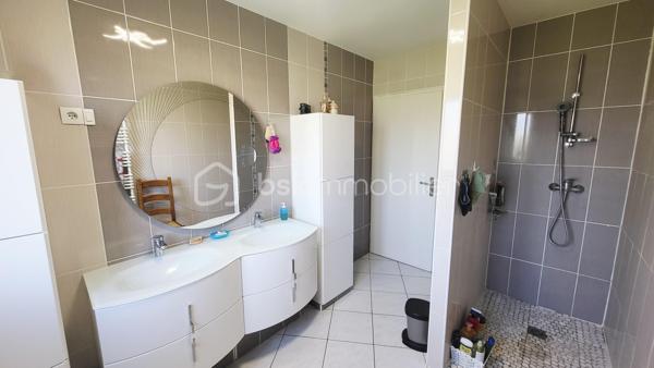 Située à quelques kilomètre de Vouziers, venez découvrir cette spacieuse maison de 127 m² habitables, idéale pour une vie de famille alliant confort et tranquillité.

Dès l’entrée, vous serez séduit par une vaste et lumineuse pièce de vie de plus de 70 m², offrant un bel espace ouvert pour recevoir et profiter du quotidien. La maison dispose également de trois chambres confortables ainsi que d’un bureau, parfait pour le télétravail ou une activité indépendante.

Un garage de 60 m² complète ce bien, offrant un espace généreux pour stationner plusieurs véhicules ou aménager un atelier.

Implantée sur une parcelle de 1500 m² sans vis-à-vis, la propriété garantit calme et intimité. Vous y trouverez également un espace potager pour les amateurs de jardinage ainsi qu’une dépendance offrant de multiples possibilités d’aménagement.

Un bien rare, alliant volumes, luminosité et cadre de vie privilégié.
Cette maison correspond à vos attentes, alors ne tardez pas et venez la découvrir !!!