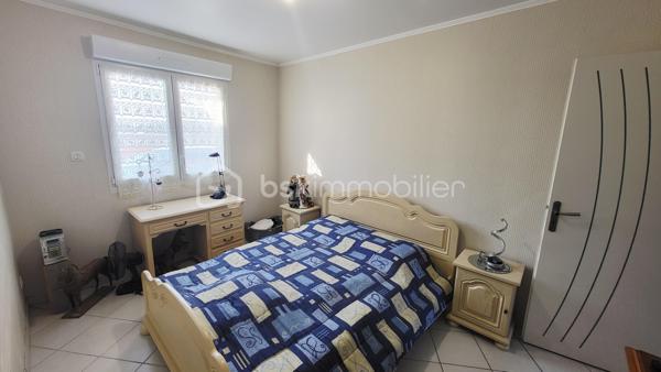 Située à quelques kilomètre de Vouziers, venez découvrir cette spacieuse maison de 127 m² habitables, idéale pour une vie de famille alliant confort et tranquillité.

Dès l’entrée, vous serez séduit par une vaste et lumineuse pièce de vie de plus de 70 m², offrant un bel espace ouvert pour recevoir et profiter du quotidien. La maison dispose également de trois chambres confortables ainsi que d’un bureau, parfait pour le télétravail ou une activité indépendante.

Un garage de 60 m² complète ce bien, offrant un espace généreux pour stationner plusieurs véhicules ou aménager un atelier.

Implantée sur une parcelle de 1500 m² sans vis-à-vis, la propriété garantit calme et intimité. Vous y trouverez également un espace potager pour les amateurs de jardinage ainsi qu’une dépendance offrant de multiples possibilités d’aménagement.

Un bien rare, alliant volumes, luminosité et cadre de vie privilégié.
Cette maison correspond à vos attentes, alors ne tardez pas et venez la découvrir !!!