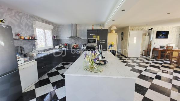 Située à quelques kilomètre de Vouziers, venez découvrir cette spacieuse maison de 127 m² habitables, idéale pour une vie de famille alliant confort et tranquillité.

Dès l’entrée, vous serez séduit par une vaste et lumineuse pièce de vie de plus de 70 m², offrant un bel espace ouvert pour recevoir et profiter du quotidien. La maison dispose également de trois chambres confortables ainsi que d’un bureau, parfait pour le télétravail ou une activité indépendante.

Un garage de 60 m² complète ce bien, offrant un espace généreux pour stationner plusieurs véhicules ou aménager un atelier.

Implantée sur une parcelle de 1500 m² sans vis-à-vis, la propriété garantit calme et intimité. Vous y trouverez également un espace potager pour les amateurs de jardinage ainsi qu’une dépendance offrant de multiples possibilités d’aménagement.

Un bien rare, alliant volumes, luminosité et cadre de vie privilégié.
Cette maison correspond à vos attentes, alors ne tardez pas et venez la découvrir !!!
