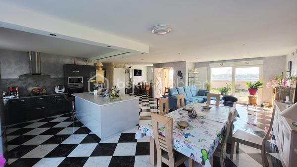 Située à quelques kilomètre de Vouziers, venez découvrir cette spacieuse maison de 127 m² habitables, idéale pour une vie de famille alliant confort et tranquillité.

Dès l’entrée, vous serez séduit par une vaste et lumineuse pièce de vie de plus de 70 m², offrant un bel espace ouvert pour recevoir et profiter du quotidien. La maison dispose également de trois chambres confortables ainsi que d’un bureau, parfait pour le télétravail ou une activité indépendante.

Un garage de 60 m² complète ce bien, offrant un espace généreux pour stationner plusieurs véhicules ou aménager un atelier.

Implantée sur une parcelle de 1500 m² sans vis-à-vis, la propriété garantit calme et intimité. Vous y trouverez également un espace potager pour les amateurs de jardinage ainsi qu’une dépendance offrant de multiples possibilités d’aménagement.

Un bien rare, alliant volumes, luminosité et cadre de vie privilégié.
Cette maison correspond à vos attentes, alors ne tardez pas et venez la découvrir !!!
