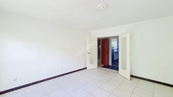Spacieux 5 pièces traversant avec loggia et stationnement ? Quartier recherché