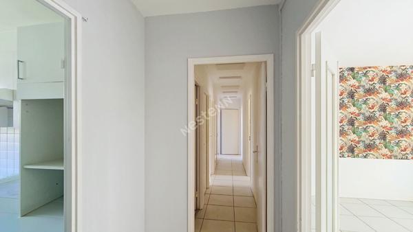 Spacieux 5 pièces traversant avec loggia et stationnement ? Quartier recherché