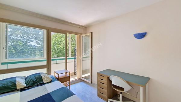 Spacieux 5 pièces traversant avec loggia et stationnement ? Quartier recherché