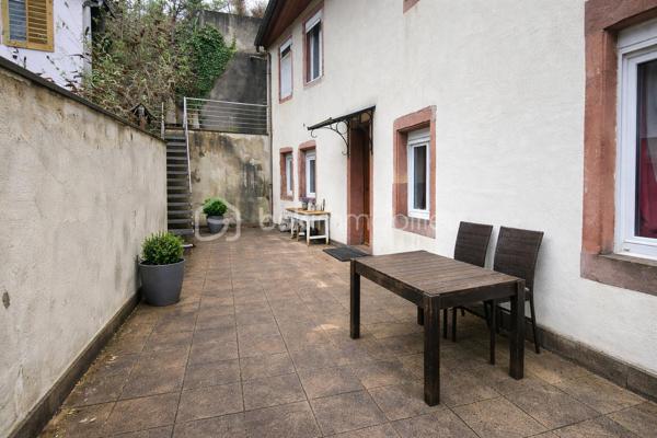 Venez découvrir cette agréable maison de ville qui saura séduire les personnes à la recherche d'un premier achat ou d'un bien fonctionnel à petit budget.

Elle se compose d'un salon-séjour lumineux, d'une grande cuisine avec accès direct à la terrasse, ainsi que de deux chambres.

À l'extérieur, vous profiterez d'une belle terrasse, d'un jardin privatif et d'un garage, des atouts rares pour ce type de bien.

Le chauffage est assuré par une chaudière gaz de marque Viessmann, complétée par un poêle à granulés pour un confort optimal en toute saison.

Quelques travaux sont à prévoir, notamment en matière d'isolation ainsi que le remplacement d'une fenêtre, offrant la possibilité d'améliorer encore les performances énergétiques du logement.

Pourquoi payer un loyer quand vous pouvez devenir propriétaire ? Avec des mensualités parfois inférieures à un loyer, c'est peut-être le moment idéal pour concrétiser votre projet immobilier !

Contactez-moi pour plus d'informations ou pour organiser une visite.