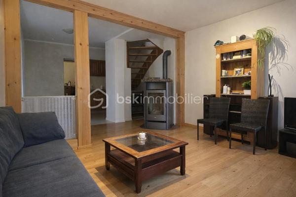 Venez découvrir cette agréable maison de ville qui saura séduire les personnes à la recherche d'un premier achat ou d'un bien fonctionnel à petit budget.

Elle se compose d'un salon-séjour lumineux, d'une grande cuisine avec accès direct à la terrasse, ainsi que de deux chambres.

À l'extérieur, vous profiterez d'une belle terrasse, d'un jardin privatif et d'un garage, des atouts rares pour ce type de bien.

Le chauffage est assuré par une chaudière gaz de marque Viessmann, complétée par un poêle à granulés pour un confort optimal en toute saison.

Quelques travaux sont à prévoir, notamment en matière d'isolation ainsi que le remplacement d'une fenêtre, offrant la possibilité d'améliorer encore les performances énergétiques du logement.

Pourquoi payer un loyer quand vous pouvez devenir propriétaire ? Avec des mensualités parfois inférieures à un loyer, c'est peut-être le moment idéal pour concrétiser votre projet immobilier !

Contactez-moi pour plus d'informations ou pour organiser une visite.
