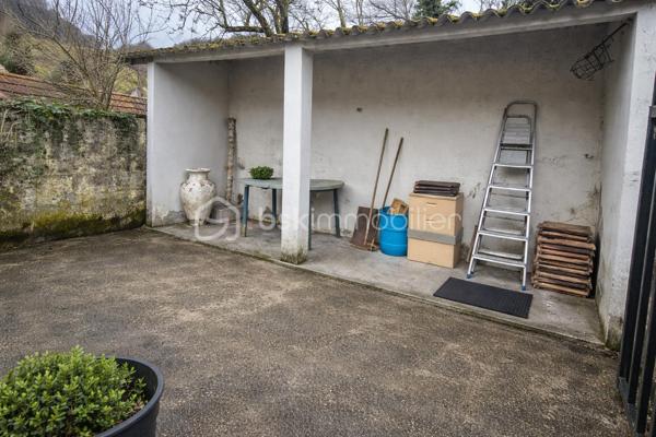 Venez découvrir cette agréable maison de ville qui saura séduire les personnes à la recherche d'un premier achat ou d'un bien fonctionnel à petit budget.

Elle se compose d'un salon-séjour lumineux, d'une grande cuisine avec accès direct à la terrasse, ainsi que de deux chambres.

À l'extérieur, vous profiterez d'une belle terrasse, d'un jardin privatif et d'un garage, des atouts rares pour ce type de bien.

Le chauffage est assuré par une chaudière gaz de marque Viessmann, complétée par un poêle à granulés pour un confort optimal en toute saison.

Quelques travaux sont à prévoir, notamment en matière d'isolation ainsi que le remplacement d'une fenêtre, offrant la possibilité d'améliorer encore les performances énergétiques du logement.

Pourquoi payer un loyer quand vous pouvez devenir propriétaire ? Avec des mensualités parfois inférieures à un loyer, c'est peut-être le moment idéal pour concrétiser votre projet immobilier !

Contactez-moi pour plus d'informations ou pour organiser une visite.