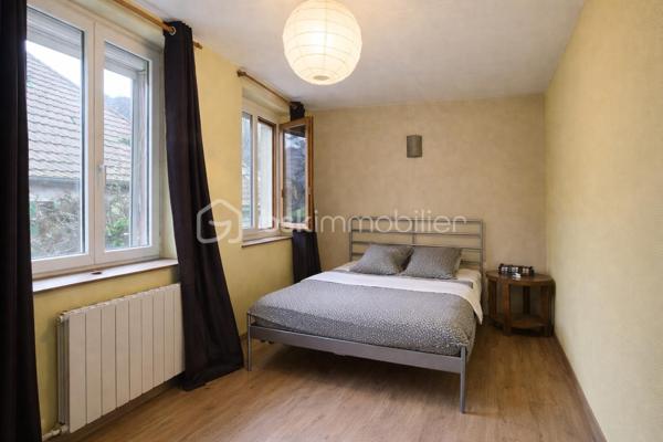 Venez découvrir cette agréable maison de ville qui saura séduire les personnes à la recherche d'un premier achat ou d'un bien fonctionnel à petit budget.

Elle se compose d'un salon-séjour lumineux, d'une grande cuisine avec accès direct à la terrasse, ainsi que de deux chambres.

À l'extérieur, vous profiterez d'une belle terrasse, d'un jardin privatif et d'un garage, des atouts rares pour ce type de bien.

Le chauffage est assuré par une chaudière gaz de marque Viessmann, complétée par un poêle à granulés pour un confort optimal en toute saison.

Quelques travaux sont à prévoir, notamment en matière d'isolation ainsi que le remplacement d'une fenêtre, offrant la possibilité d'améliorer encore les performances énergétiques du logement.

Pourquoi payer un loyer quand vous pouvez devenir propriétaire ? Avec des mensualités parfois inférieures à un loyer, c'est peut-être le moment idéal pour concrétiser votre projet immobilier !

Contactez-moi pour plus d'informations ou pour organiser une visite.