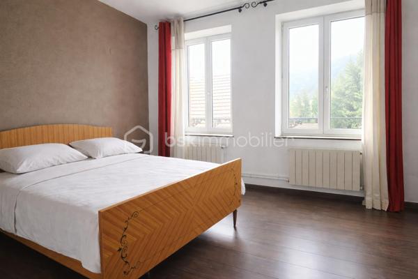 Venez découvrir cette agréable maison de ville qui saura séduire les personnes à la recherche d'un premier achat ou d'un bien fonctionnel à petit budget.

Elle se compose d'un salon-séjour lumineux, d'une grande cuisine avec accès direct à la terrasse, ainsi que de deux chambres.

À l'extérieur, vous profiterez d'une belle terrasse, d'un jardin privatif et d'un garage, des atouts rares pour ce type de bien.

Le chauffage est assuré par une chaudière gaz de marque Viessmann, complétée par un poêle à granulés pour un confort optimal en toute saison.

Quelques travaux sont à prévoir, notamment en matière d'isolation ainsi que le remplacement d'une fenêtre, offrant la possibilité d'améliorer encore les performances énergétiques du logement.

Pourquoi payer un loyer quand vous pouvez devenir propriétaire ? Avec des mensualités parfois inférieures à un loyer, c'est peut-être le moment idéal pour concrétiser votre projet immobilier !

Contactez-moi pour plus d'informations ou pour organiser une visite.