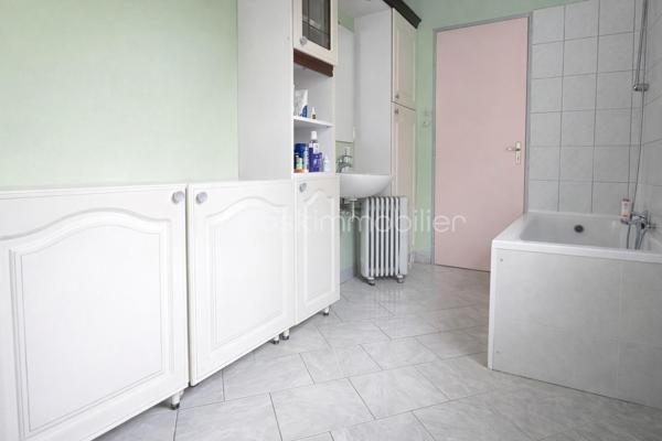 Venez découvrir cette agréable maison de ville qui saura séduire les personnes à la recherche d'un premier achat ou d'un bien fonctionnel à petit budget.

Elle se compose d'un salon-séjour lumineux, d'une grande cuisine avec accès direct à la terrasse, ainsi que de deux chambres.

À l'extérieur, vous profiterez d'une belle terrasse, d'un jardin privatif et d'un garage, des atouts rares pour ce type de bien.

Le chauffage est assuré par une chaudière gaz de marque Viessmann, complétée par un poêle à granulés pour un confort optimal en toute saison.

Quelques travaux sont à prévoir, notamment en matière d'isolation ainsi que le remplacement d'une fenêtre, offrant la possibilité d'améliorer encore les performances énergétiques du logement.

Pourquoi payer un loyer quand vous pouvez devenir propriétaire ? Avec des mensualités parfois inférieures à un loyer, c'est peut-être le moment idéal pour concrétiser votre projet immobilier !

Contactez-moi pour plus d'informations ou pour organiser une visite.