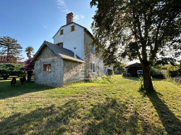 Maison de charme à vendre au coeur du village, 160 m² habitables sur terrain arboré de 2 500 m²