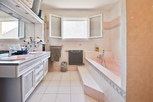 Maison Villeurbanne 6 pièce(s) 214 m2