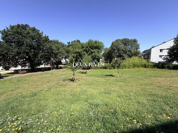Duplex Familial 3 Chambres – Dernier Étage, Garage, Parc Paysagé et Toutes Commodités à Pied