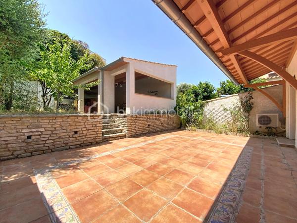 À Pézenas, dans un secteur calme, à deux pas des écoles et à proximité des commodités, découvrez cette agréable maison familiale de 143 m² édifiée sur une parcelle de 300 m² offrant de beaux volumes et un fort potentiel.

Le rez-de-chaussée se compose d’une pièce de vie traversante avec cuisine équipée et aménagée ouverte, d’une véranda,  d’une chambre avec placard et espace douche, d’un bureau ainsi qu’un WC indépendant.

À l’étage, l’espace nuit propose quatre chambres, dont deux disposent de leur propre douche et de placards, une salle de bains ainsi qu’un WC indépendant.

À l’extérieur, vous profiterez d’une agréable terrasse avec sa cuisine d’été, prolongée par une terrasse couverte d’environ 40 m² avec barbecue véritable espace de vie. Un jardinet et un cellier complètent l’ensemble.

Très bien entretenue, cette maison nécessite quelques travaux de rafraîchissement pour être remise au goût du jour. Elle offre un cadre de vie confortable dans un environnement recherché. Une belle opportunité à découvrir sans tarder sur le secteur de Pézenas.