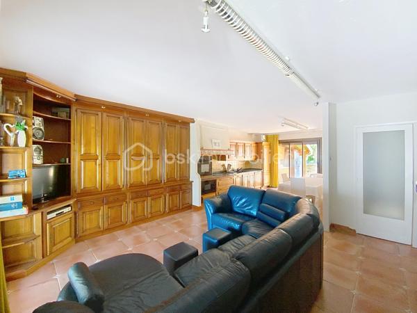 À Pézenas, dans un secteur calme, à deux pas des écoles et à proximité des commodités, découvrez cette agréable maison familiale de 143 m² édifiée sur une parcelle de 300 m² offrant de beaux volumes et un fort potentiel.

Le rez-de-chaussée se compose d’une pièce de vie traversante avec cuisine équipée et aménagée ouverte, d’une véranda,  d’une chambre avec placard et espace douche, d’un bureau ainsi qu’un WC indépendant.

À l’étage, l’espace nuit propose quatre chambres, dont deux disposent de leur propre douche et de placards, une salle de bains ainsi qu’un WC indépendant.

À l’extérieur, vous profiterez d’une agréable terrasse avec sa cuisine d’été, prolongée par une terrasse couverte d’environ 40 m² avec barbecue véritable espace de vie. Un jardinet et un cellier complètent l’ensemble.

Très bien entretenue, cette maison nécessite quelques travaux de rafraîchissement pour être remise au goût du jour. Elle offre un cadre de vie confortable dans un environnement recherché. Une belle opportunité à découvrir sans tarder sur le secteur de Pézenas.