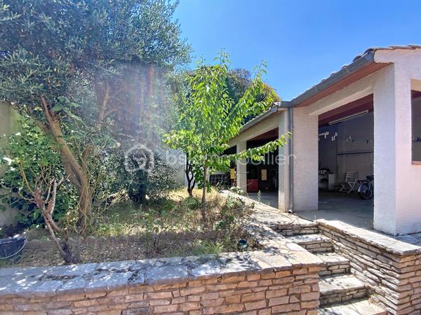 À Pézenas, dans un secteur calme, à deux pas des écoles et à proximité des commodités, découvrez cette agréable maison familiale de 143 m² édifiée sur une parcelle de 300 m² offrant de beaux volumes et un fort potentiel.

Le rez-de-chaussée se compose d’une pièce de vie traversante avec cuisine équipée et aménagée ouverte, d’une véranda,  d’une chambre avec placard et espace douche, d’un bureau ainsi qu’un WC indépendant.

À l’étage, l’espace nuit propose quatre chambres, dont deux disposent de leur propre douche et de placards, une salle de bains ainsi qu’un WC indépendant.

À l’extérieur, vous profiterez d’une agréable terrasse avec sa cuisine d’été, prolongée par une terrasse couverte d’environ 40 m² avec barbecue véritable espace de vie. Un jardinet et un cellier complètent l’ensemble.

Très bien entretenue, cette maison nécessite quelques travaux de rafraîchissement pour être remise au goût du jour. Elle offre un cadre de vie confortable dans un environnement recherché. Une belle opportunité à découvrir sans tarder sur le secteur de Pézenas.