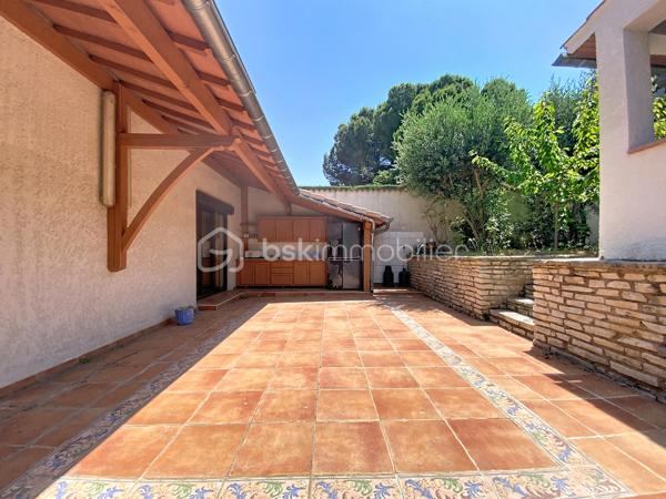 À Pézenas, dans un secteur calme, à deux pas des écoles et à proximité des commodités, découvrez cette agréable maison familiale de 143 m² édifiée sur une parcelle de 300 m² offrant de beaux volumes et un fort potentiel.

Le rez-de-chaussée se compose d’une pièce de vie traversante avec cuisine équipée et aménagée ouverte, d’une véranda,  d’une chambre avec placard et espace douche, d’un bureau ainsi qu’un WC indépendant.

À l’étage, l’espace nuit propose quatre chambres, dont deux disposent de leur propre douche et de placards, une salle de bains ainsi qu’un WC indépendant.

À l’extérieur, vous profiterez d’une agréable terrasse avec sa cuisine d’été, prolongée par une terrasse couverte d’environ 40 m² avec barbecue véritable espace de vie. Un jardinet et un cellier complètent l’ensemble.

Très bien entretenue, cette maison nécessite quelques travaux de rafraîchissement pour être remise au goût du jour. Elle offre un cadre de vie confortable dans un environnement recherché. Une belle opportunité à découvrir sans tarder sur le secteur de Pézenas.
