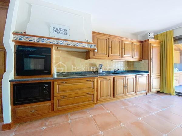 À Pézenas, dans un secteur calme, à deux pas des écoles et à proximité des commodités, découvrez cette agréable maison familiale de 143 m² édifiée sur une parcelle de 300 m² offrant de beaux volumes et un fort potentiel.

Le rez-de-chaussée se compose d’une pièce de vie traversante avec cuisine équipée et aménagée ouverte, d’une véranda,  d’une chambre avec placard et espace douche, d’un bureau ainsi qu’un WC indépendant.

À l’étage, l’espace nuit propose quatre chambres, dont deux disposent de leur propre douche et de placards, une salle de bains ainsi qu’un WC indépendant.

À l’extérieur, vous profiterez d’une agréable terrasse avec sa cuisine d’été, prolongée par une terrasse couverte d’environ 40 m² avec barbecue véritable espace de vie. Un jardinet et un cellier complètent l’ensemble.

Très bien entretenue, cette maison nécessite quelques travaux de rafraîchissement pour être remise au goût du jour. Elle offre un cadre de vie confortable dans un environnement recherché. Une belle opportunité à découvrir sans tarder sur le secteur de Pézenas.