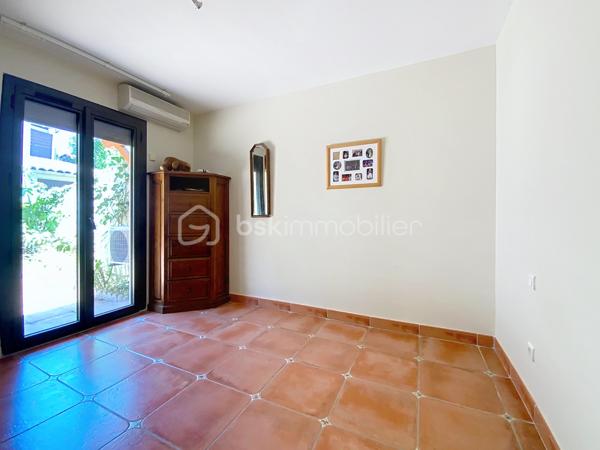 À Pézenas, dans un secteur calme, à deux pas des écoles et à proximité des commodités, découvrez cette agréable maison familiale de 143 m² édifiée sur une parcelle de 300 m² offrant de beaux volumes et un fort potentiel.

Le rez-de-chaussée se compose d’une pièce de vie traversante avec cuisine équipée et aménagée ouverte, d’une véranda,  d’une chambre avec placard et espace douche, d’un bureau ainsi qu’un WC indépendant.

À l’étage, l’espace nuit propose quatre chambres, dont deux disposent de leur propre douche et de placards, une salle de bains ainsi qu’un WC indépendant.

À l’extérieur, vous profiterez d’une agréable terrasse avec sa cuisine d’été, prolongée par une terrasse couverte d’environ 40 m² avec barbecue véritable espace de vie. Un jardinet et un cellier complètent l’ensemble.

Très bien entretenue, cette maison nécessite quelques travaux de rafraîchissement pour être remise au goût du jour. Elle offre un cadre de vie confortable dans un environnement recherché. Une belle opportunité à découvrir sans tarder sur le secteur de Pézenas.