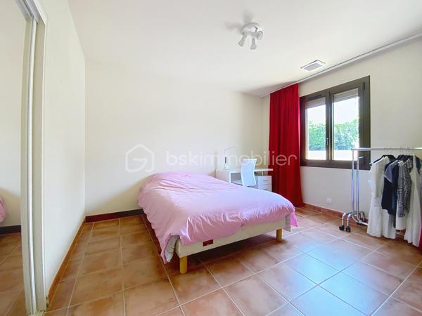 À Pézenas, dans un secteur calme, à deux pas des écoles et à proximité des commodités, découvrez cette agréable maison familiale de 143 m² édifiée sur une parcelle de 300 m² offrant de beaux volumes et un fort potentiel.

Le rez-de-chaussée se compose d’une pièce de vie traversante avec cuisine équipée et aménagée ouverte, d’une véranda,  d’une chambre avec placard et espace douche, d’un bureau ainsi qu’un WC indépendant.

À l’étage, l’espace nuit propose quatre chambres, dont deux disposent de leur propre douche et de placards, une salle de bains ainsi qu’un WC indépendant.

À l’extérieur, vous profiterez d’une agréable terrasse avec sa cuisine d’été, prolongée par une terrasse couverte d’environ 40 m² avec barbecue véritable espace de vie. Un jardinet et un cellier complètent l’ensemble.

Très bien entretenue, cette maison nécessite quelques travaux de rafraîchissement pour être remise au goût du jour. Elle offre un cadre de vie confortable dans un environnement recherché. Une belle opportunité à découvrir sans tarder sur le secteur de Pézenas.