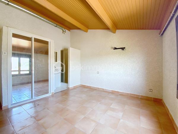 À Pézenas, dans un secteur calme, à deux pas des écoles et à proximité des commodités, découvrez cette agréable maison familiale de 143 m² édifiée sur une parcelle de 300 m² offrant de beaux volumes et un fort potentiel.

Le rez-de-chaussée se compose d’une pièce de vie traversante avec cuisine équipée et aménagée ouverte, d’une véranda,  d’une chambre avec placard et espace douche, d’un bureau ainsi qu’un WC indépendant.

À l’étage, l’espace nuit propose quatre chambres, dont deux disposent de leur propre douche et de placards, une salle de bains ainsi qu’un WC indépendant.

À l’extérieur, vous profiterez d’une agréable terrasse avec sa cuisine d’été, prolongée par une terrasse couverte d’environ 40 m² avec barbecue véritable espace de vie. Un jardinet et un cellier complètent l’ensemble.

Très bien entretenue, cette maison nécessite quelques travaux de rafraîchissement pour être remise au goût du jour. Elle offre un cadre de vie confortable dans un environnement recherché. Une belle opportunité à découvrir sans tarder sur le secteur de Pézenas.