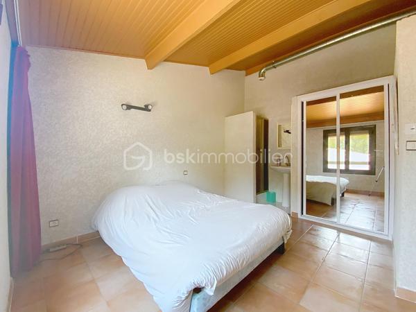 À Pézenas, dans un secteur calme, à deux pas des écoles et à proximité des commodités, découvrez cette agréable maison familiale de 143 m² édifiée sur une parcelle de 300 m² offrant de beaux volumes et un fort potentiel.

Le rez-de-chaussée se compose d’une pièce de vie traversante avec cuisine équipée et aménagée ouverte, d’une véranda,  d’une chambre avec placard et espace douche, d’un bureau ainsi qu’un WC indépendant.

À l’étage, l’espace nuit propose quatre chambres, dont deux disposent de leur propre douche et de placards, une salle de bains ainsi qu’un WC indépendant.

À l’extérieur, vous profiterez d’une agréable terrasse avec sa cuisine d’été, prolongée par une terrasse couverte d’environ 40 m² avec barbecue véritable espace de vie. Un jardinet et un cellier complètent l’ensemble.

Très bien entretenue, cette maison nécessite quelques travaux de rafraîchissement pour être remise au goût du jour. Elle offre un cadre de vie confortable dans un environnement recherché. Une belle opportunité à découvrir sans tarder sur le secteur de Pézenas.