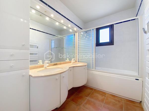 À Pézenas, dans un secteur calme, à deux pas des écoles et à proximité des commodités, découvrez cette agréable maison familiale de 143 m² édifiée sur une parcelle de 300 m² offrant de beaux volumes et un fort potentiel.

Le rez-de-chaussée se compose d’une pièce de vie traversante avec cuisine équipée et aménagée ouverte, d’une véranda,  d’une chambre avec placard et espace douche, d’un bureau ainsi qu’un WC indépendant.

À l’étage, l’espace nuit propose quatre chambres, dont deux disposent de leur propre douche et de placards, une salle de bains ainsi qu’un WC indépendant.

À l’extérieur, vous profiterez d’une agréable terrasse avec sa cuisine d’été, prolongée par une terrasse couverte d’environ 40 m² avec barbecue véritable espace de vie. Un jardinet et un cellier complètent l’ensemble.

Très bien entretenue, cette maison nécessite quelques travaux de rafraîchissement pour être remise au goût du jour. Elle offre un cadre de vie confortable dans un environnement recherché. Une belle opportunité à découvrir sans tarder sur le secteur de Pézenas.