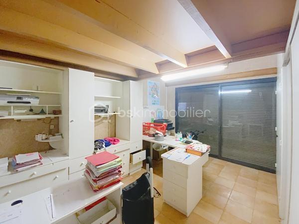 À Pézenas, dans un secteur calme, à deux pas des écoles et à proximité des commodités, découvrez cette agréable maison familiale de 143 m² édifiée sur une parcelle de 300 m² offrant de beaux volumes et un fort potentiel.

Le rez-de-chaussée se compose d’une pièce de vie traversante avec cuisine équipée et aménagée ouverte, d’une véranda,  d’une chambre avec placard et espace douche, d’un bureau ainsi qu’un WC indépendant.

À l’étage, l’espace nuit propose quatre chambres, dont deux disposent de leur propre douche et de placards, une salle de bains ainsi qu’un WC indépendant.

À l’extérieur, vous profiterez d’une agréable terrasse avec sa cuisine d’été, prolongée par une terrasse couverte d’environ 40 m² avec barbecue véritable espace de vie. Un jardinet et un cellier complètent l’ensemble.

Très bien entretenue, cette maison nécessite quelques travaux de rafraîchissement pour être remise au goût du jour. Elle offre un cadre de vie confortable dans un environnement recherché. Une belle opportunité à découvrir sans tarder sur le secteur de Pézenas.