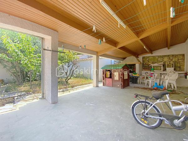 À Pézenas, dans un secteur calme, à deux pas des écoles et à proximité des commodités, découvrez cette agréable maison familiale de 143 m² édifiée sur une parcelle de 300 m² offrant de beaux volumes et un fort potentiel.

Le rez-de-chaussée se compose d’une pièce de vie traversante avec cuisine équipée et aménagée ouverte, d’une véranda,  d’une chambre avec placard et espace douche, d’un bureau ainsi qu’un WC indépendant.

À l’étage, l’espace nuit propose quatre chambres, dont deux disposent de leur propre douche et de placards, une salle de bains ainsi qu’un WC indépendant.

À l’extérieur, vous profiterez d’une agréable terrasse avec sa cuisine d’été, prolongée par une terrasse couverte d’environ 40 m² avec barbecue véritable espace de vie. Un jardinet et un cellier complètent l’ensemble.

Très bien entretenue, cette maison nécessite quelques travaux de rafraîchissement pour être remise au goût du jour. Elle offre un cadre de vie confortable dans un environnement recherché. Une belle opportunité à découvrir sans tarder sur le secteur de Pézenas.