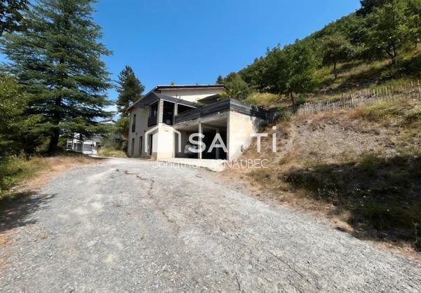 Villa familiale moderne avec jardin, terrasse 5000m2 de montagne